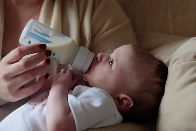 Benefits of the Bottle-Feeding the Baby